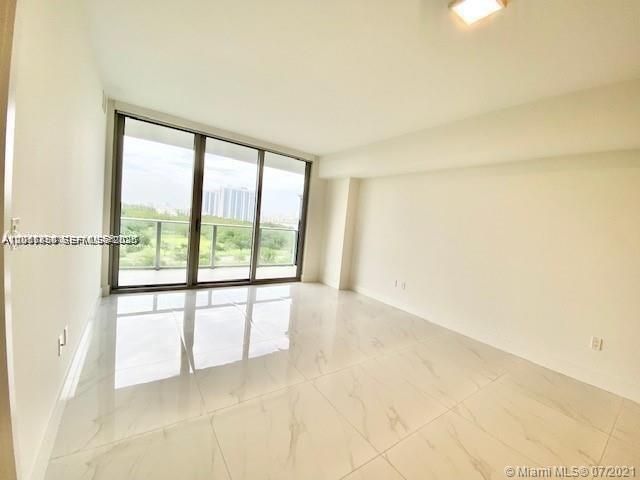 For Rent: $3,400 (1 beds, 2 baths, 937 Square Feet)