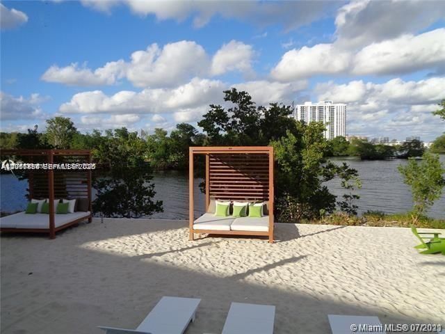 For Rent: $3,400 (1 beds, 2 baths, 937 Square Feet)