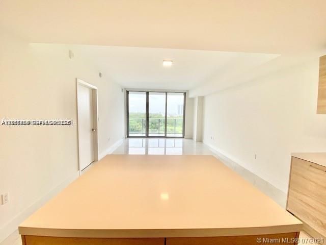 For Rent: $3,400 (1 beds, 2 baths, 937 Square Feet)