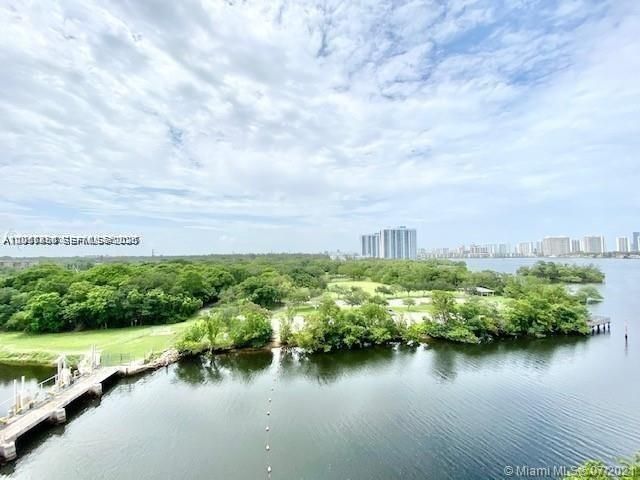 For Rent: $3,400 (1 beds, 2 baths, 937 Square Feet)
