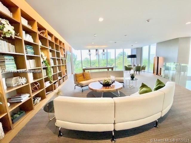 For Rent: $3,400 (1 beds, 2 baths, 937 Square Feet)