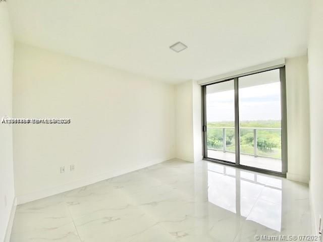 For Rent: $3,400 (1 beds, 2 baths, 937 Square Feet)