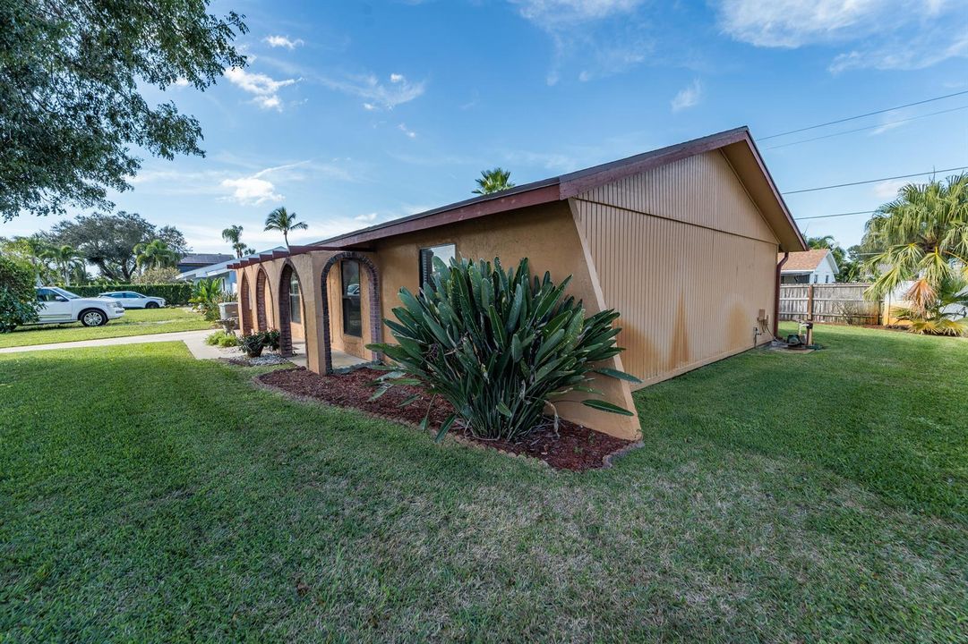 3753CoelebsAvenue-8