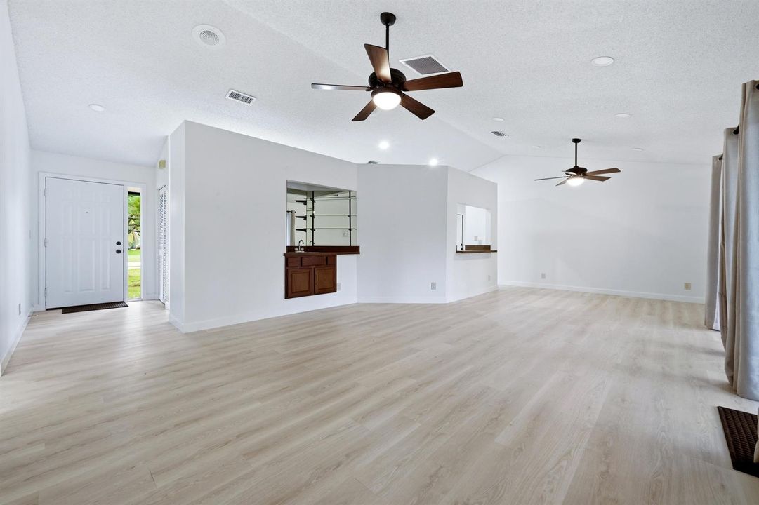 LIVING ROOM / DINING ROOM