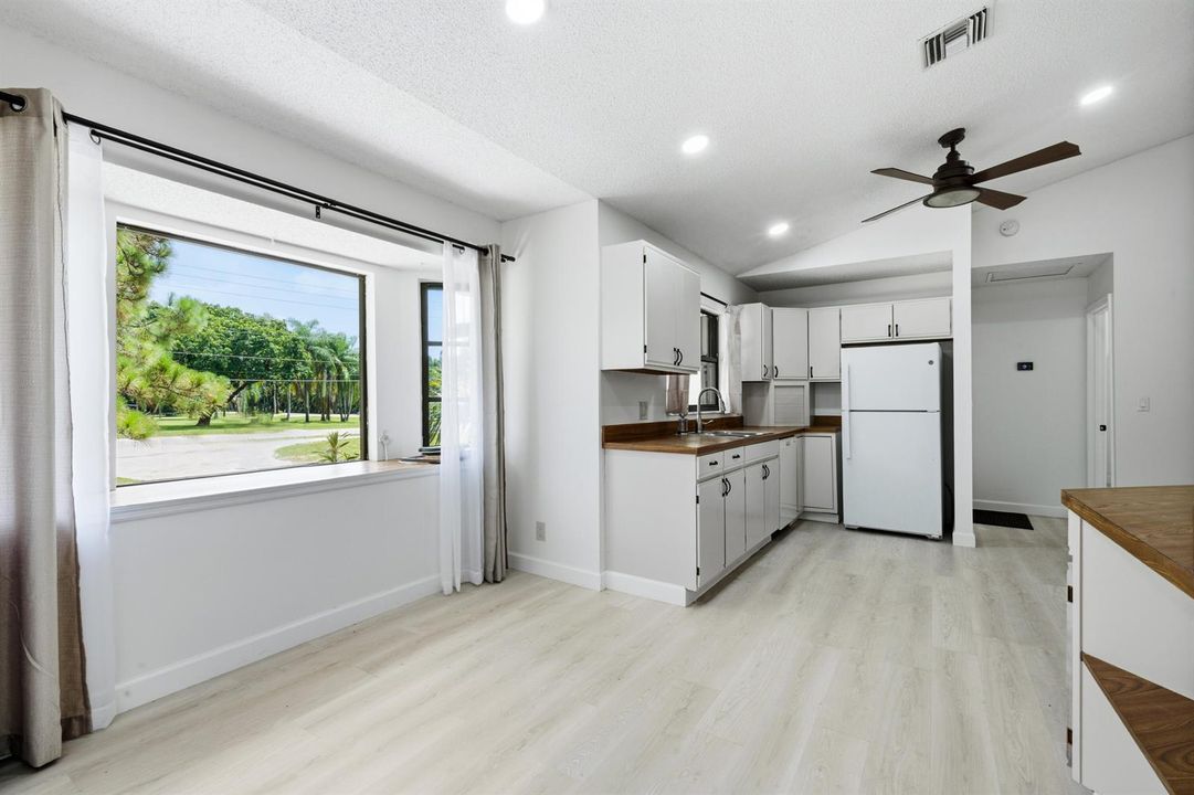 BREAKFAST NOOK / KITCHEN