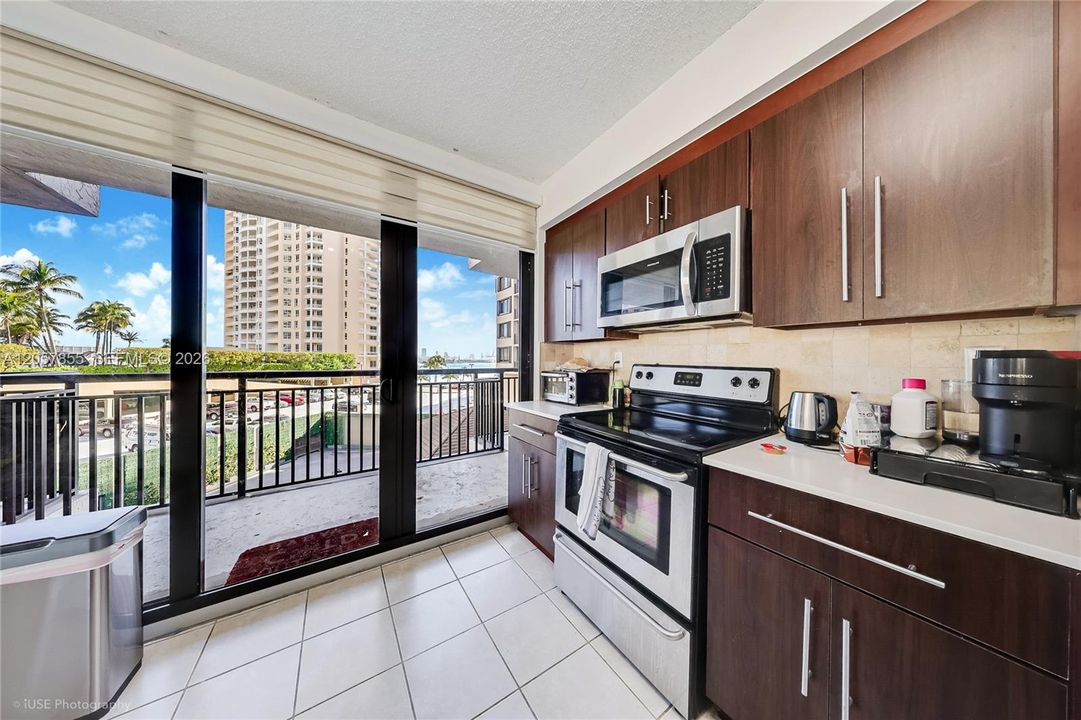 For Sale: $600,000 (2 beds, 2 baths, 1200 Square Feet)