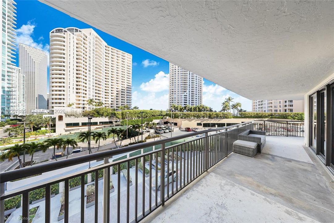 For Sale: $600,000 (2 beds, 2 baths, 1200 Square Feet)