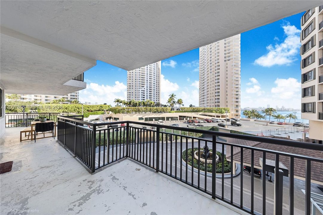For Sale: $600,000 (2 beds, 2 baths, 1200 Square Feet)