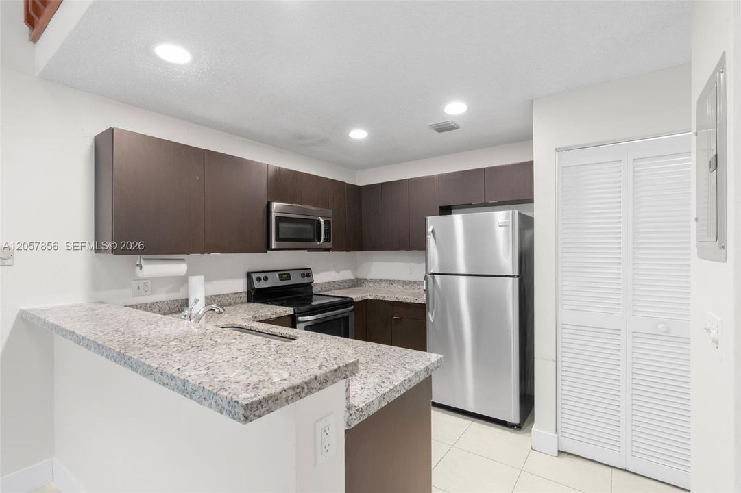 В аренду: $2,475 (2 спален, 2 ванн, 1252 Квадратных фут)
