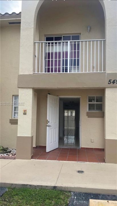 For Rent: $2,500 (2 beds, 1 baths, 930 Square Feet)