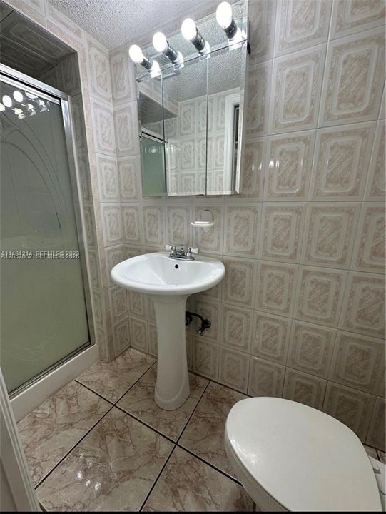 For Rent: $2,500 (2 beds, 1 baths, 930 Square Feet)
