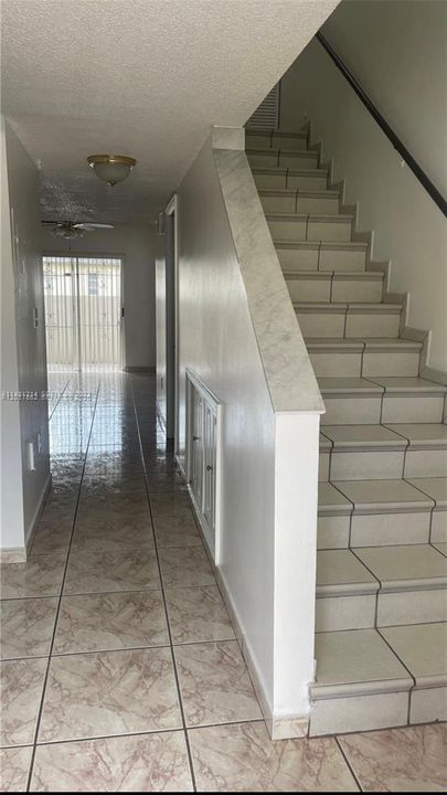 For Rent: $2,500 (2 beds, 1 baths, 930 Square Feet)
