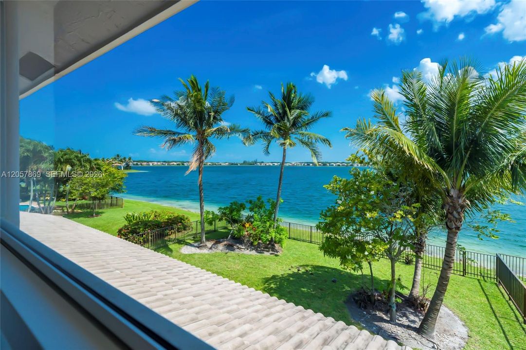 For Sale: $1,150,000 (5 beds, 4 baths, 3372 Square Feet)