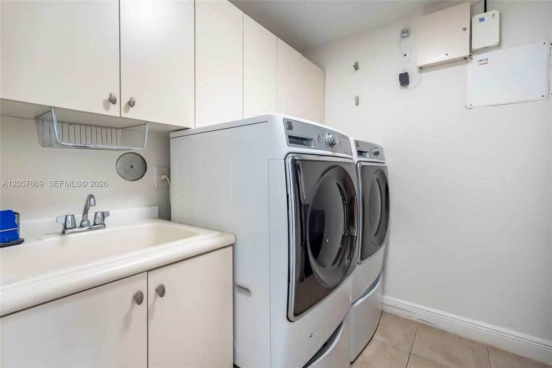 For Sale: $1,150,000 (5 beds, 4 baths, 3372 Square Feet)