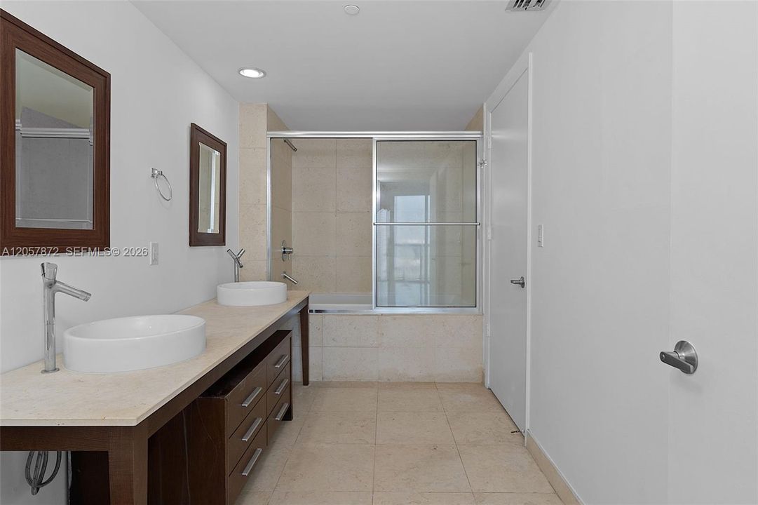 For Sale: $685,000 (1 beds, 1 baths, 984 Square Feet)