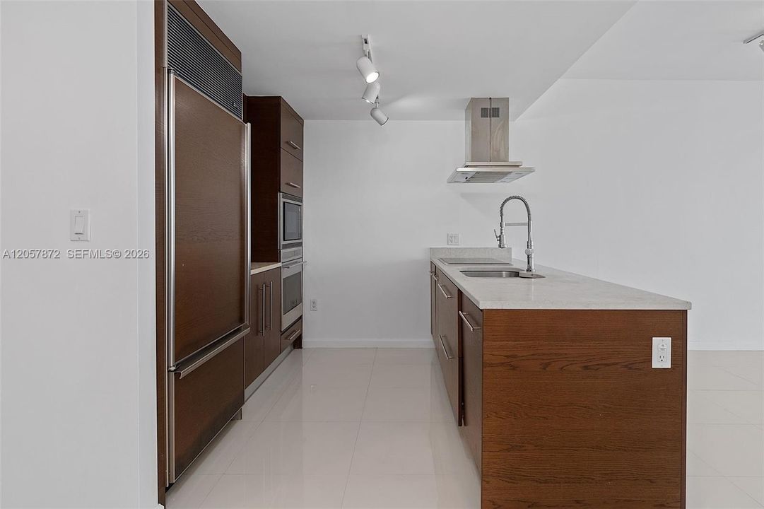 For Sale: $685,000 (1 beds, 1 baths, 984 Square Feet)
