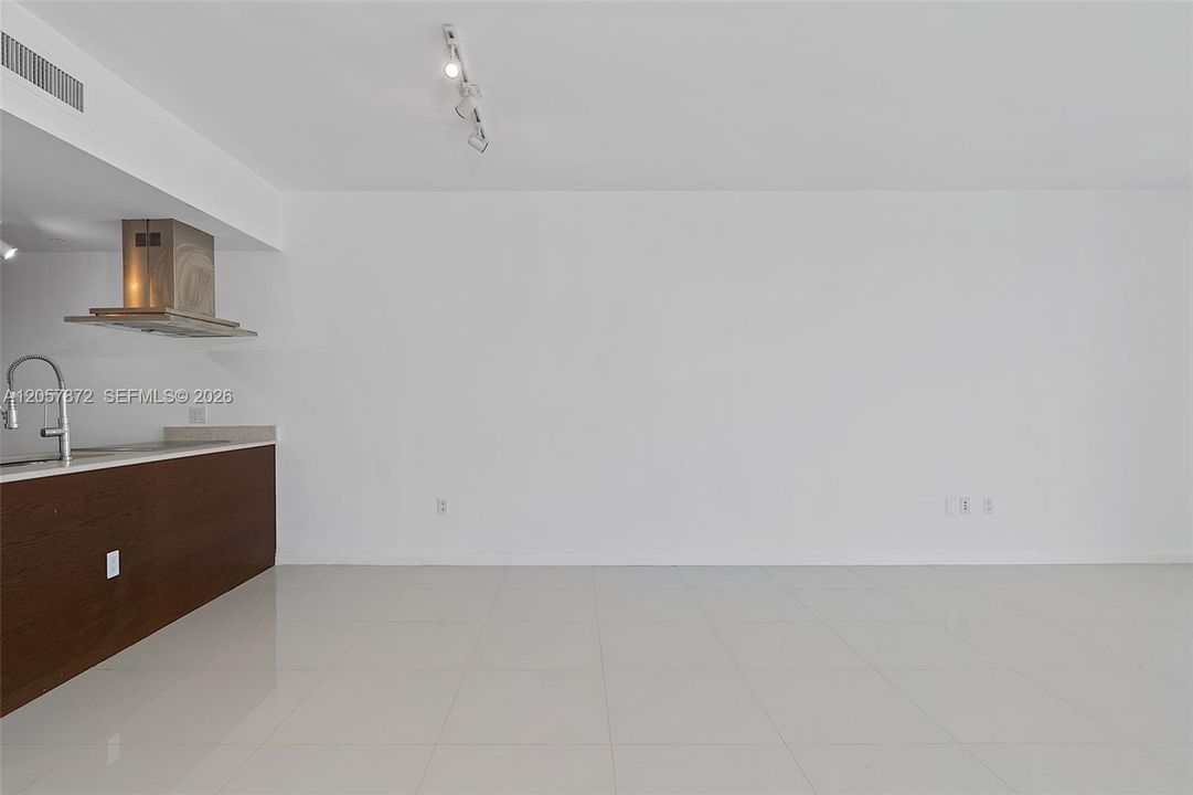 For Sale: $685,000 (1 beds, 1 baths, 984 Square Feet)