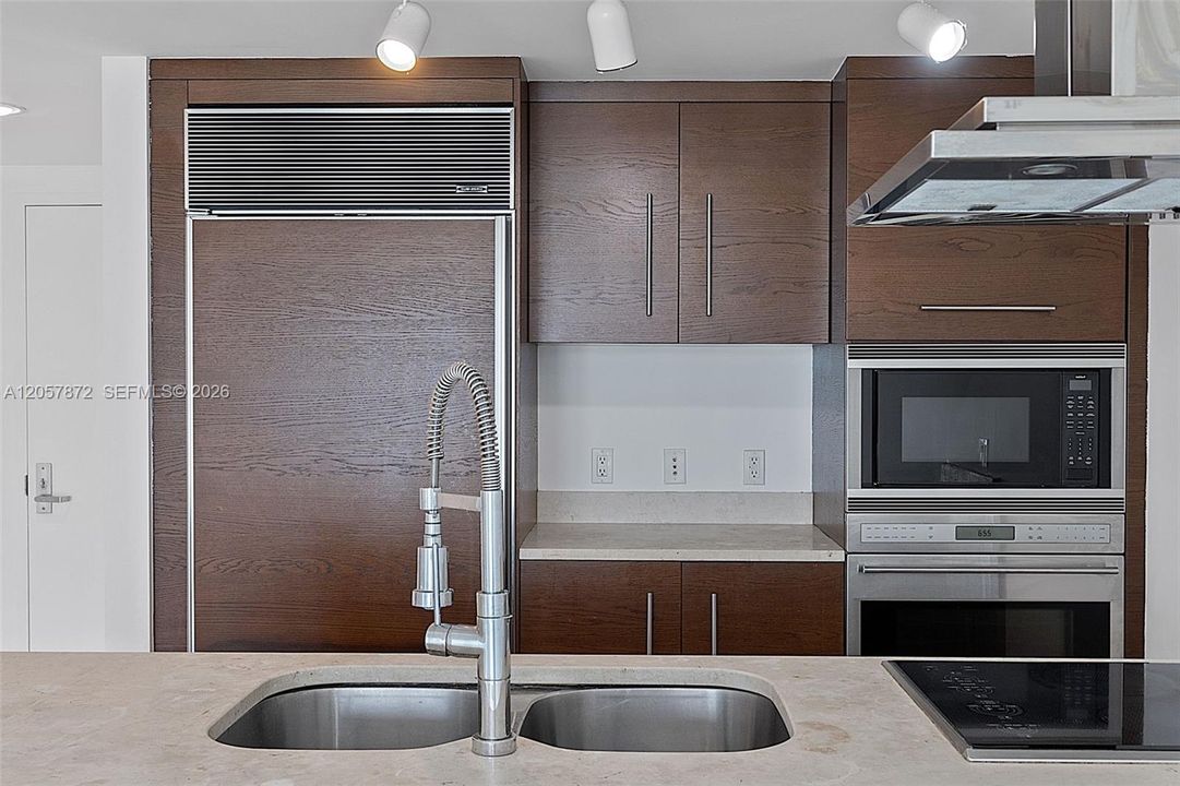 For Sale: $685,000 (1 beds, 1 baths, 984 Square Feet)