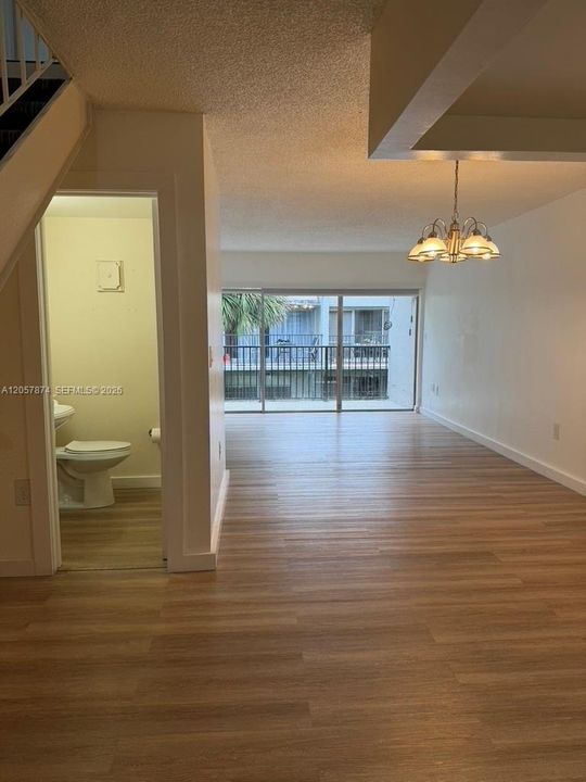 For Sale: $250,000 (1 beds, 1 baths, 922 Square Feet)