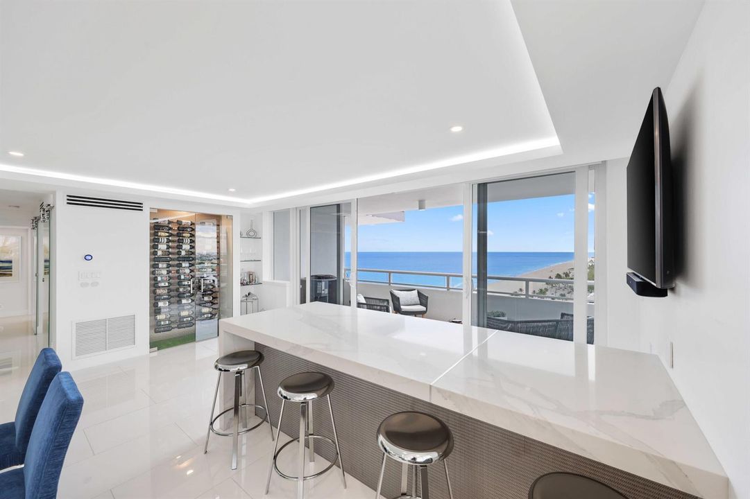 Cocktail lounge