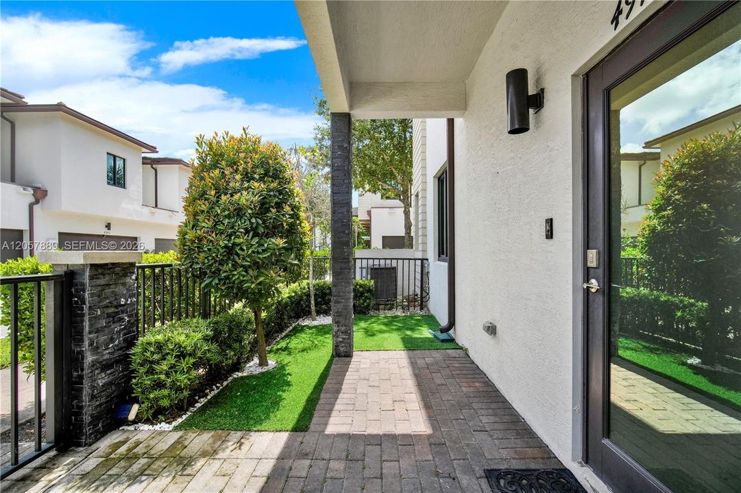 For Sale: $729,000 (3 beds, 2 baths, 1570 Square Feet)