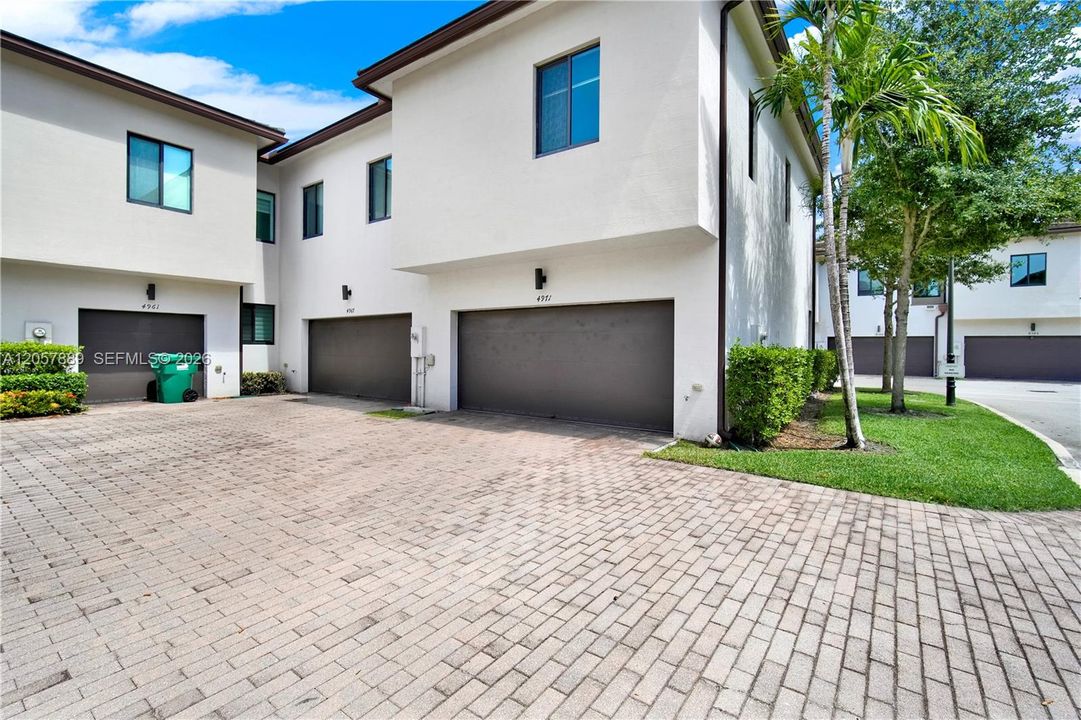 For Sale: $729,000 (3 beds, 2 baths, 1570 Square Feet)