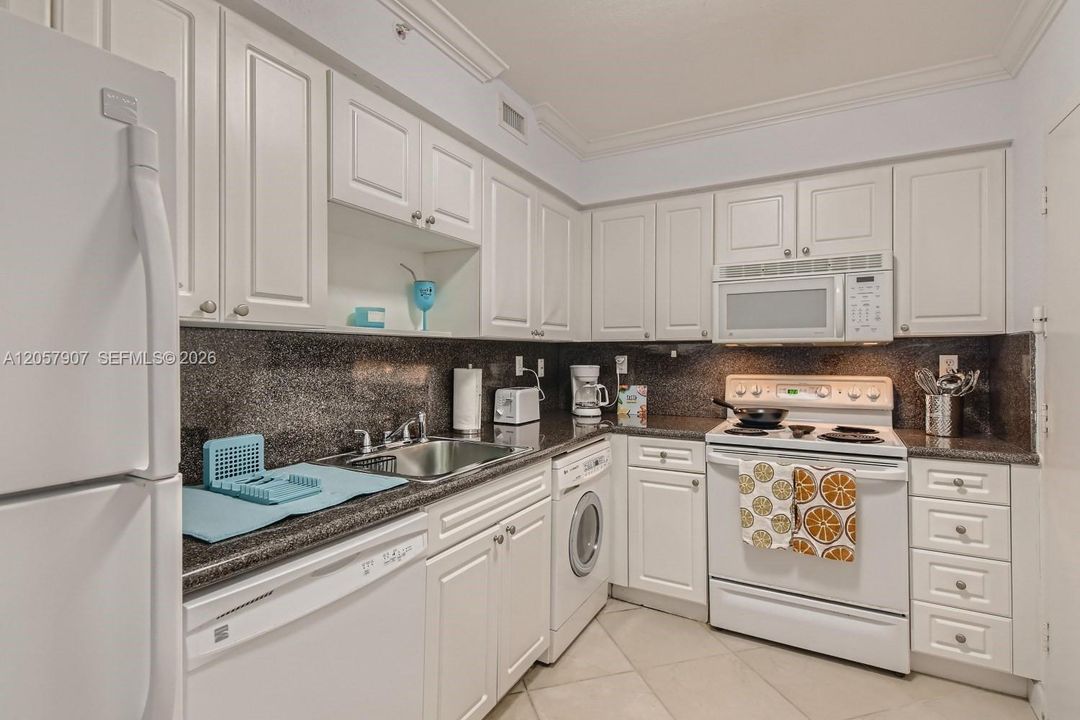 For Rent: $2,750 (1 beds, 1 baths, 745 Square Feet)