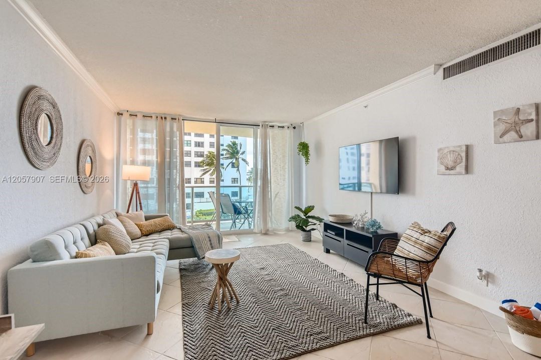 For Rent: $2,750 (1 beds, 1 baths, 745 Square Feet)