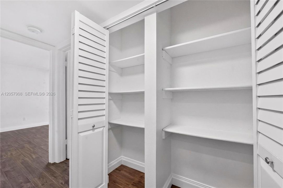 For Rent: $2,300 (2 beds, 1 baths, 862 Square Feet)