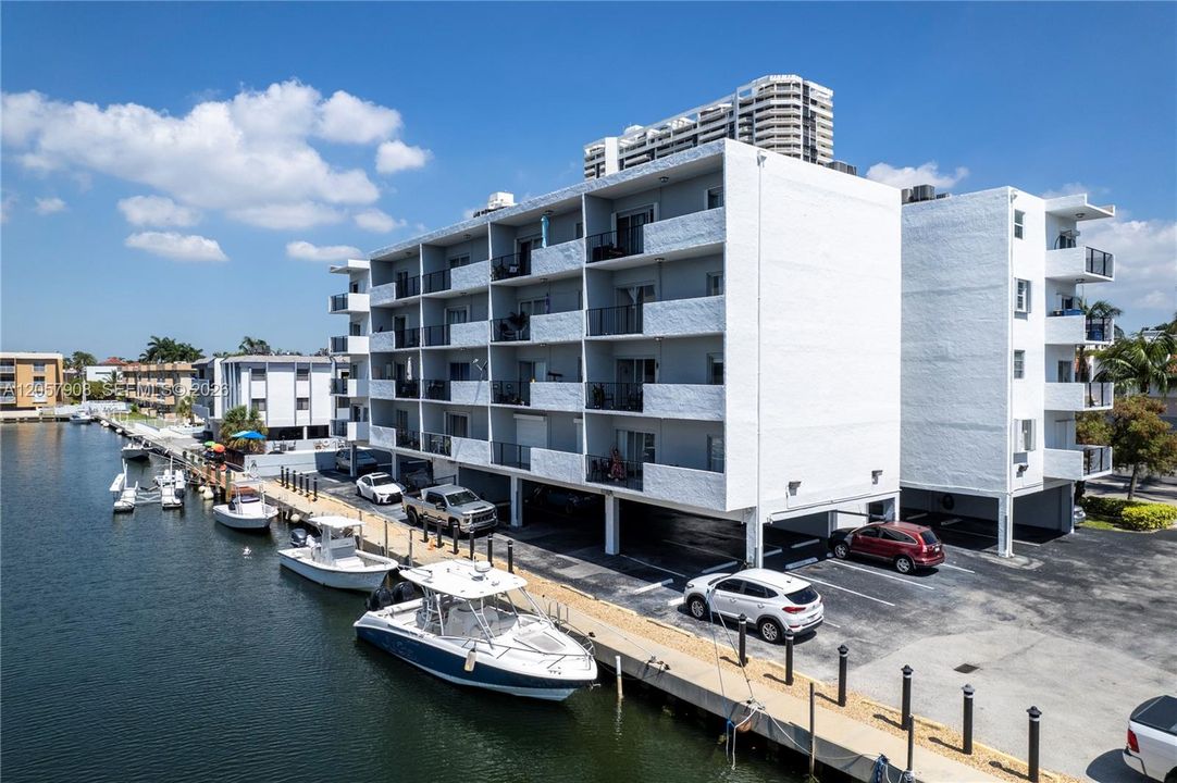 For Rent: $2,300 (2 beds, 1 baths, 862 Square Feet)