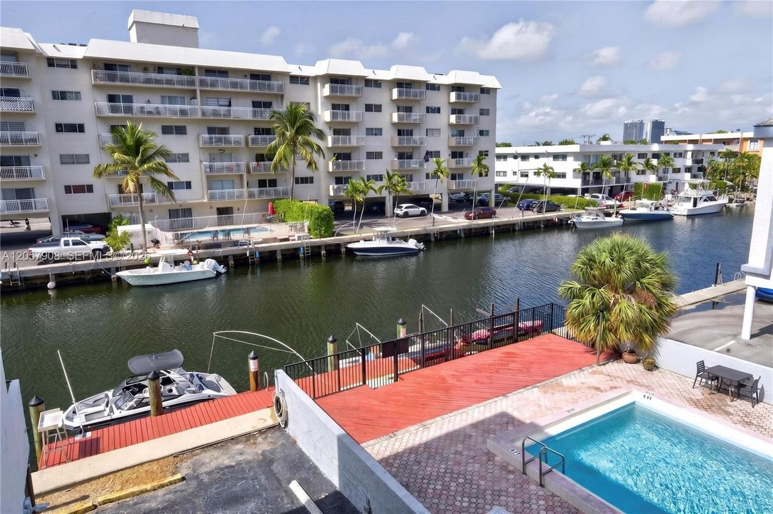 For Rent: $2,300 (2 beds, 1 baths, 862 Square Feet)