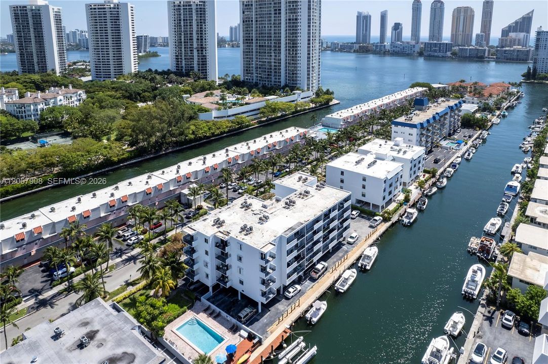 For Rent: $2,300 (2 beds, 1 baths, 862 Square Feet)