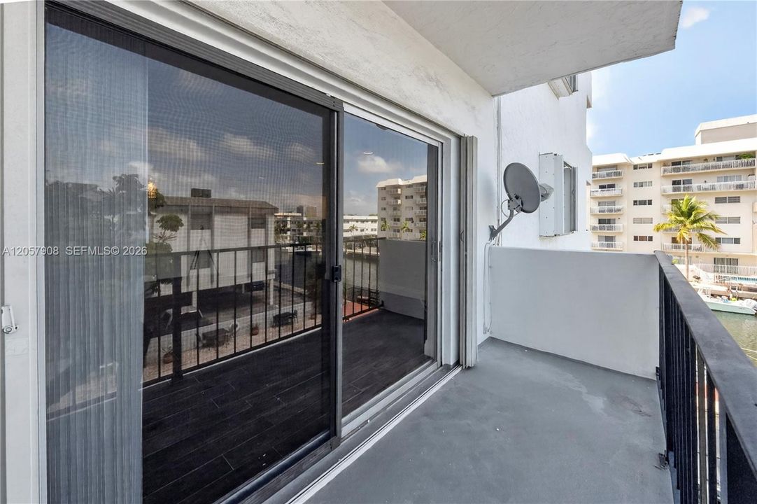 For Rent: $2,300 (2 beds, 1 baths, 862 Square Feet)