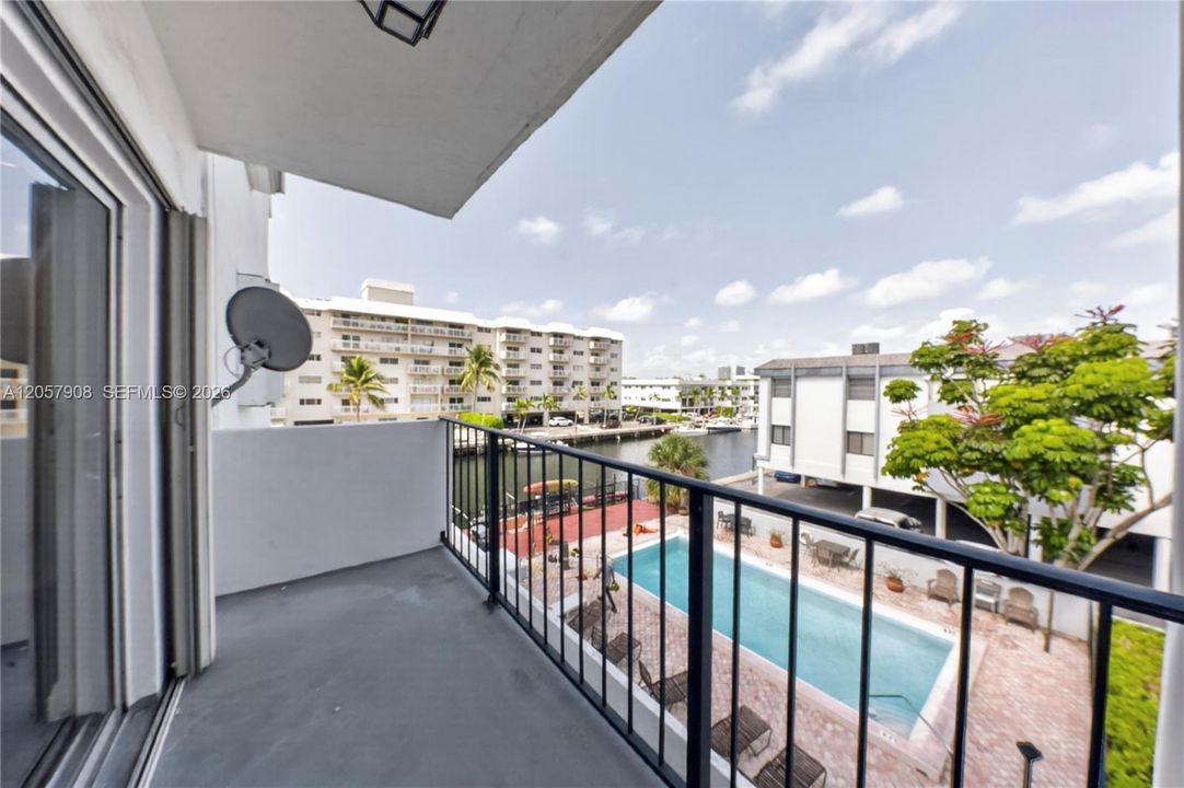 For Rent: $2,300 (2 beds, 1 baths, 862 Square Feet)