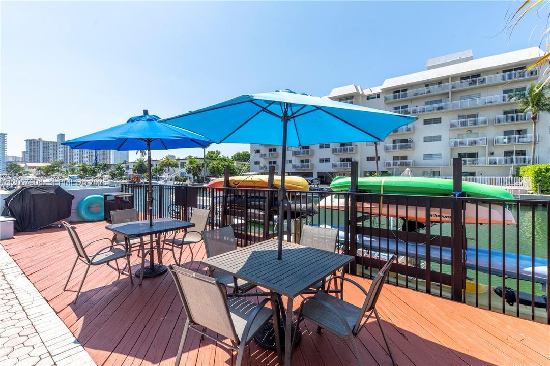 For Rent: $2,300 (2 beds, 1 baths, 862 Square Feet)