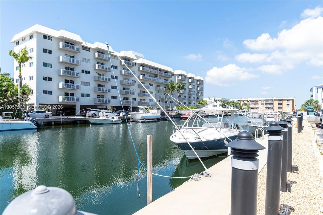 For Rent: $2,300 (2 beds, 1 baths, 862 Square Feet)