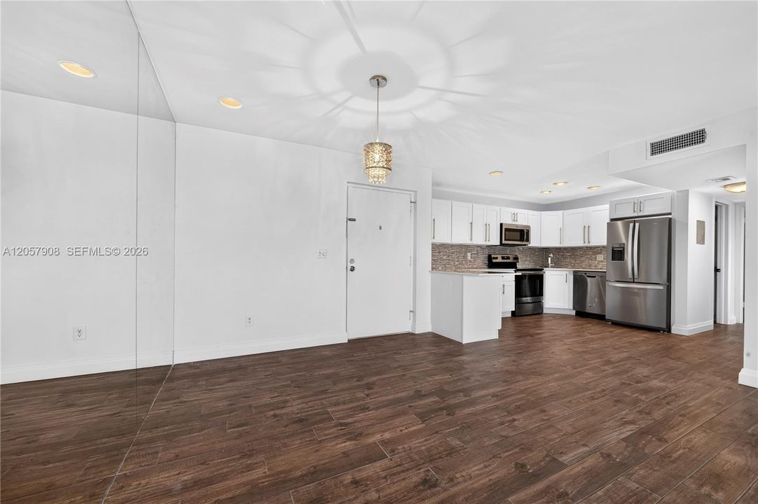 For Rent: $2,300 (2 beds, 1 baths, 862 Square Feet)