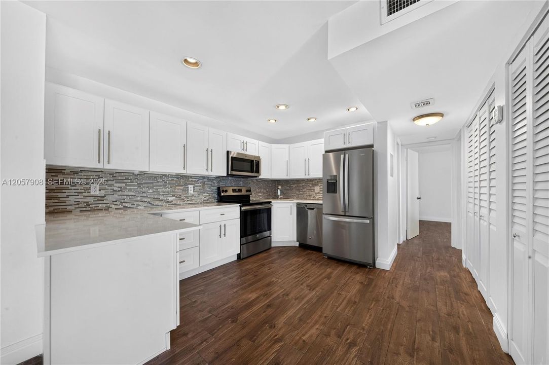 For Rent: $2,300 (2 beds, 1 baths, 862 Square Feet)
