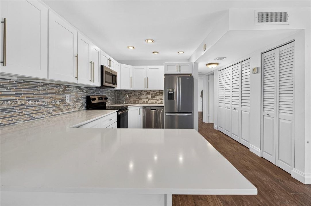 For Rent: $2,300 (2 beds, 1 baths, 862 Square Feet)