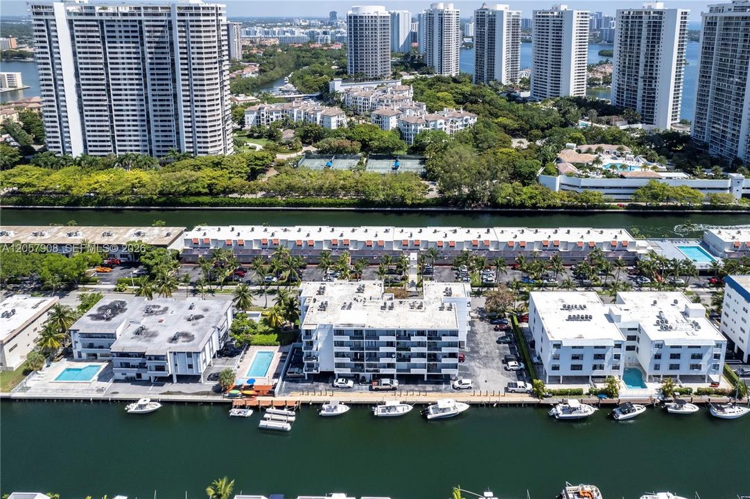 For Rent: $2,300 (2 beds, 1 baths, 862 Square Feet)