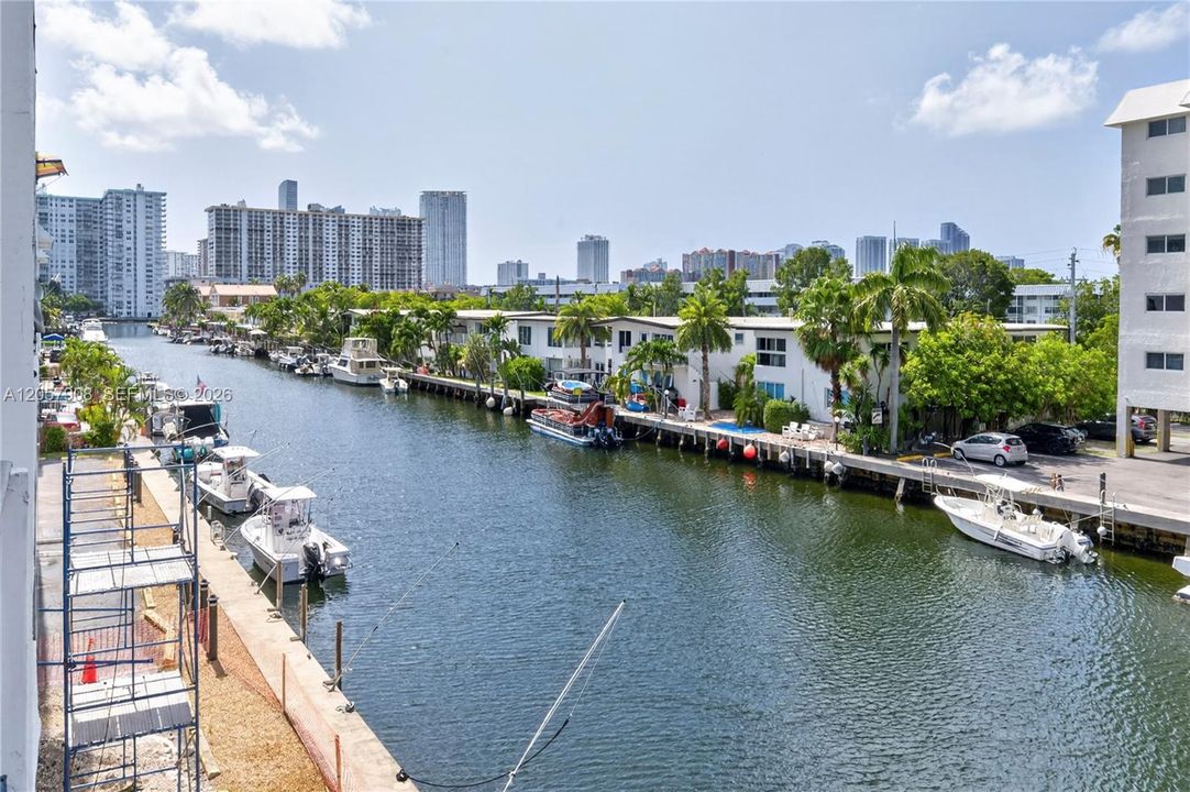 For Rent: $2,300 (2 beds, 1 baths, 862 Square Feet)