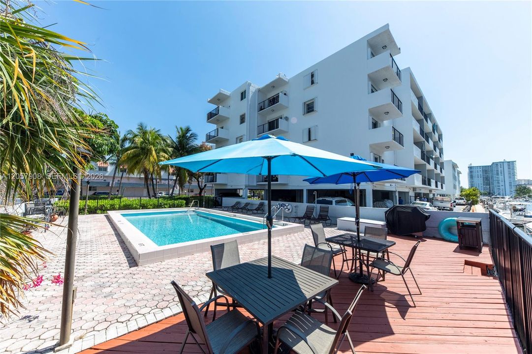For Rent: $2,300 (2 beds, 1 baths, 862 Square Feet)