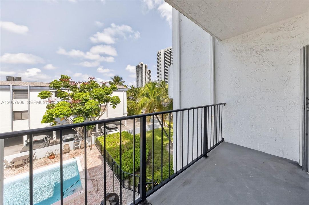 For Rent: $2,300 (2 beds, 1 baths, 862 Square Feet)