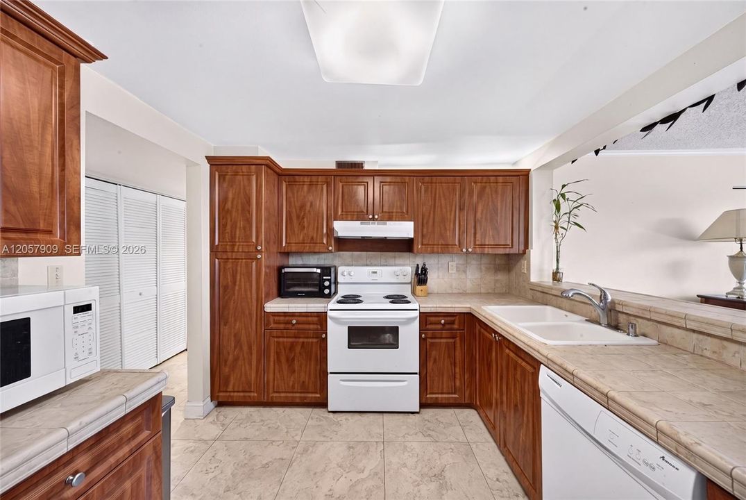 For Sale: $299,000 (2 beds, 2 baths, 1330 Square Feet)