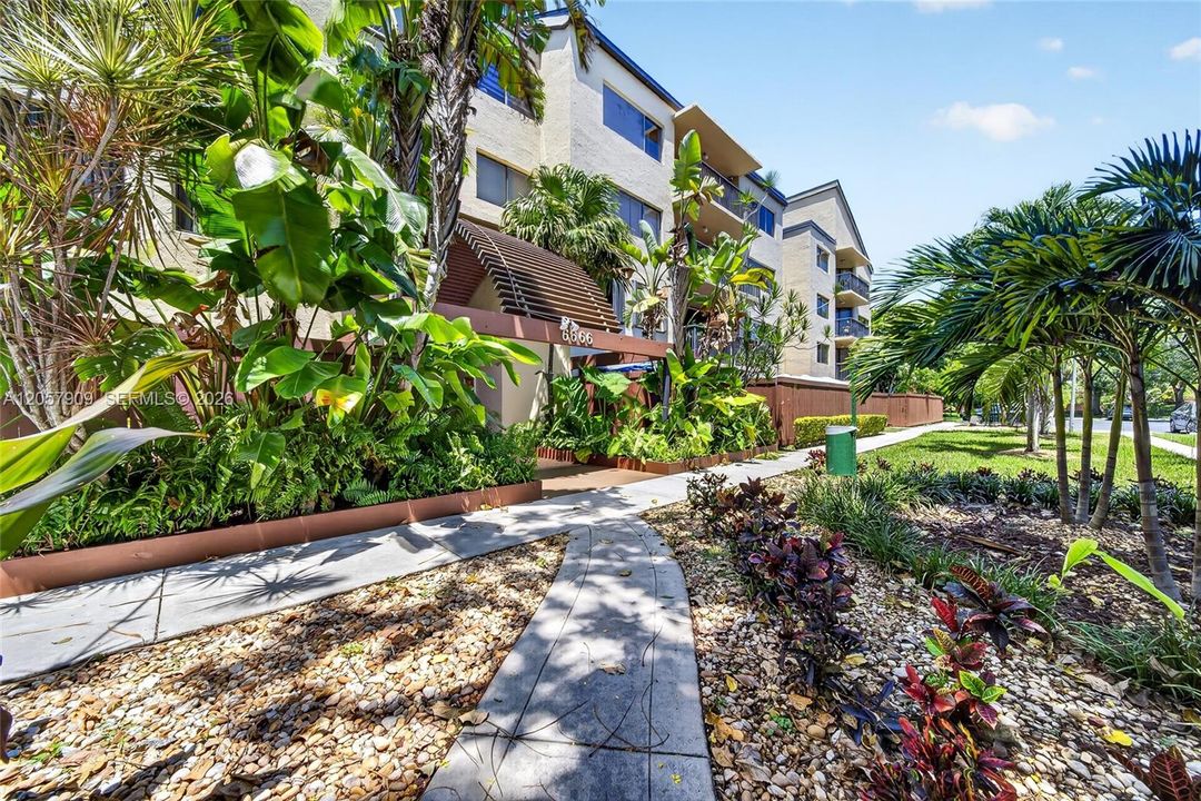 For Sale: $299,000 (2 beds, 2 baths, 1330 Square Feet)