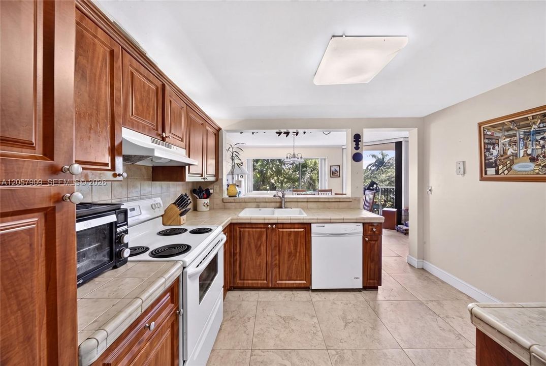 For Sale: $299,000 (2 beds, 2 baths, 1330 Square Feet)