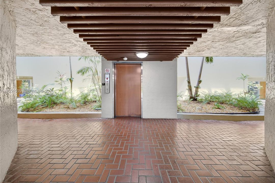 For Sale: $299,000 (2 beds, 2 baths, 1330 Square Feet)