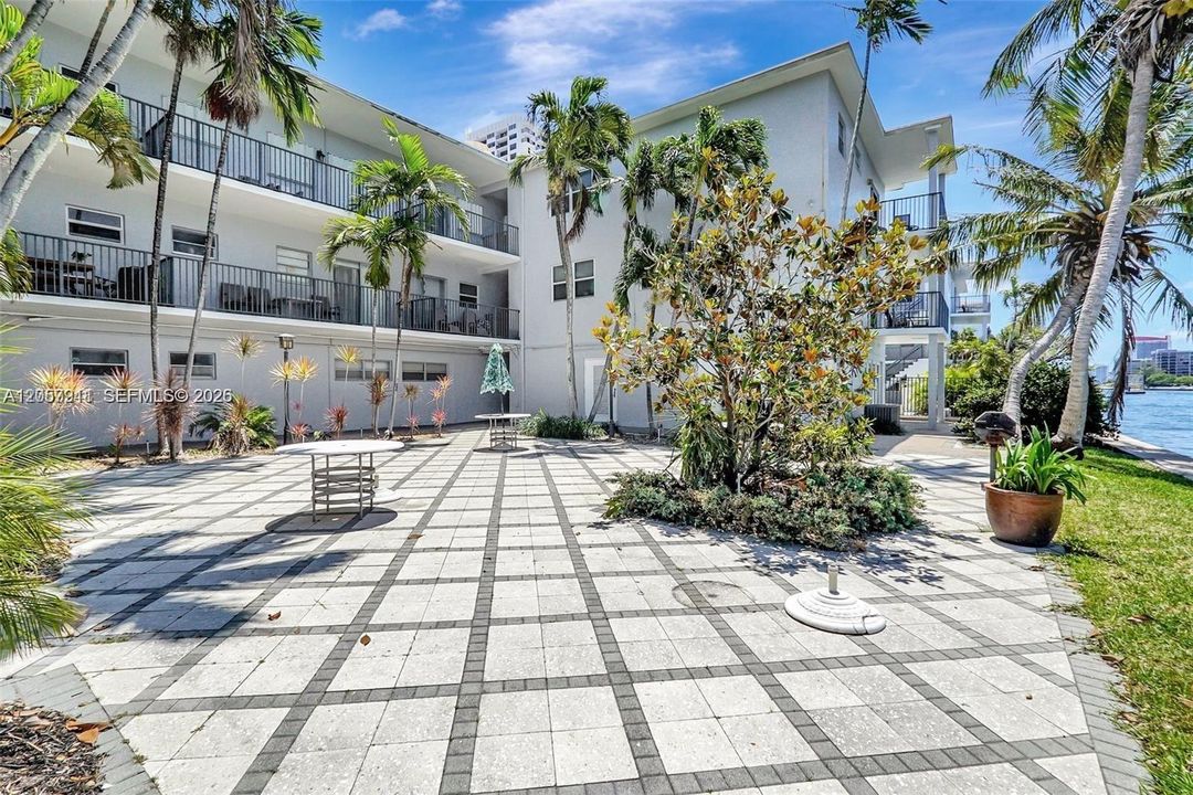 For Sale: $240,000 (1 beds, 1 baths, 850 Square Feet)