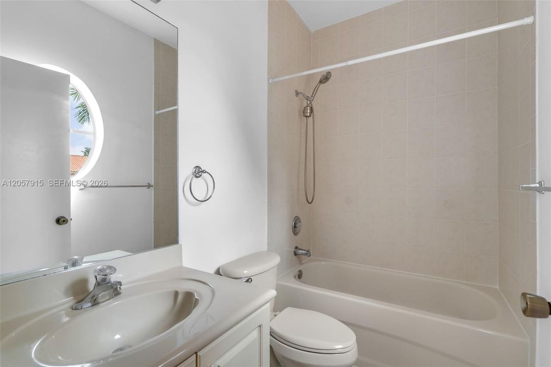 На продажу: $379,000 (2 спален, 2 ванн, 1379 Квадратных фут)
