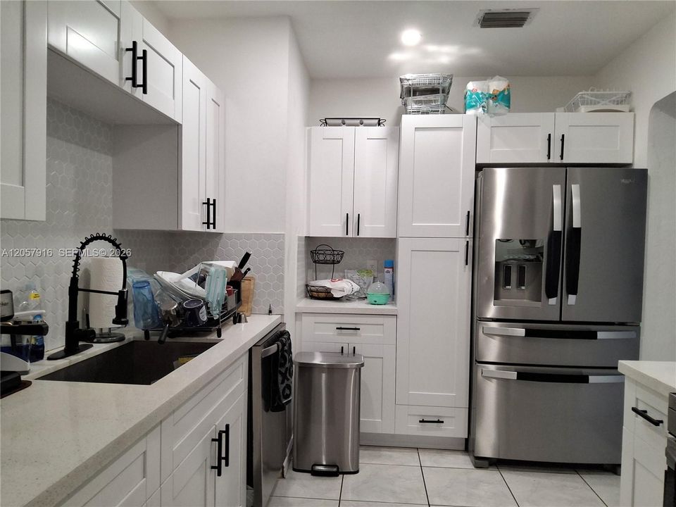 En Venta: $660,000 (4 camas, 2 baños, 1925 Pies cuadrados)
